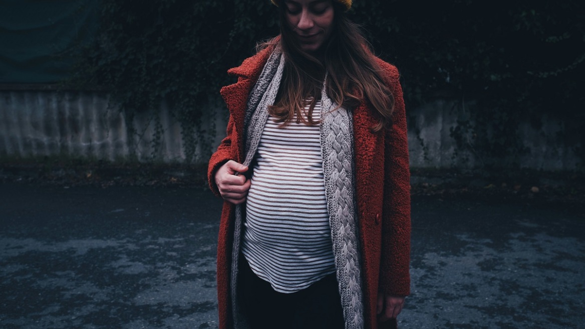 Για πρώτη φορά γεννιούνται περισσότερα μωρά από γυναίκες άνω των 40 παρά από έφηβες