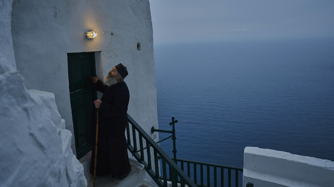 Αμοργός: Το Associated Press συναντά τον παπα-Σπύρο της Χοζοβιώτισσας - Σπίτι του το μοναστήρι εδώ και μισό αιώνα