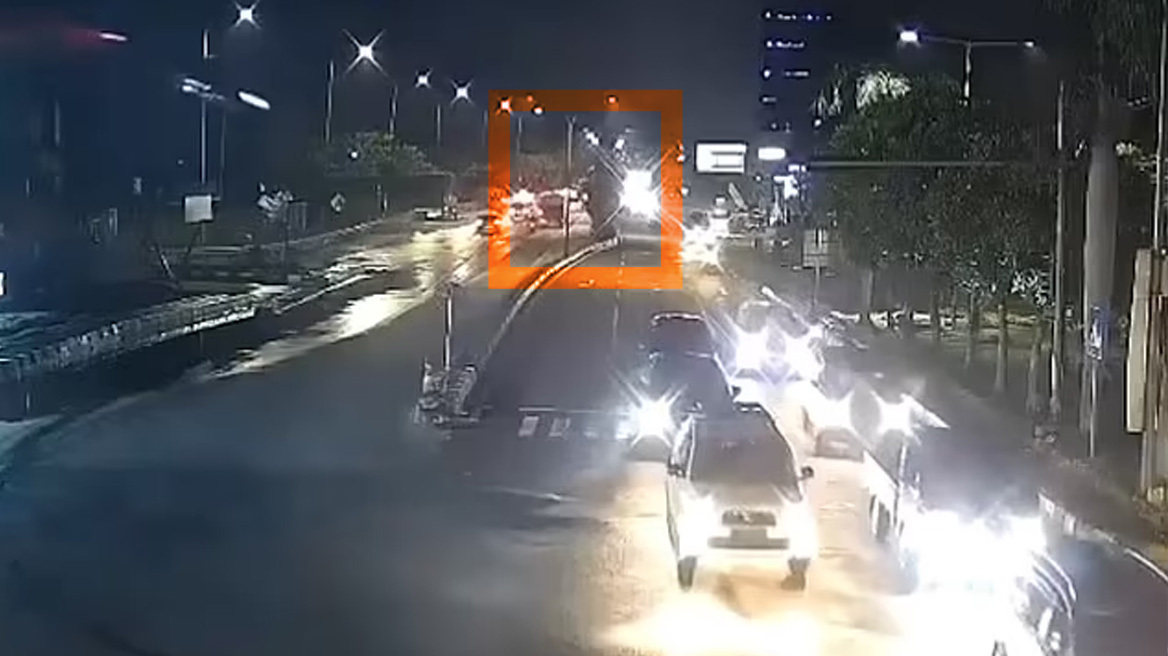 Βίντεο: Η στιγμή που αυτοκίνητο κάνει «βουτιά» από γέφυρα 12 μέτρων στην Ινδονησία επειδή ο οδηγός μπερδεύτηκε με το Google Μaps