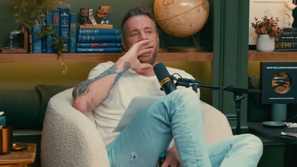 Νταξ Σέπαρντ: Viral στο TikTok το βίντεο με τον ηθοποιό να «λυγίζει» ενώ μιλάει για τα παιδιά του