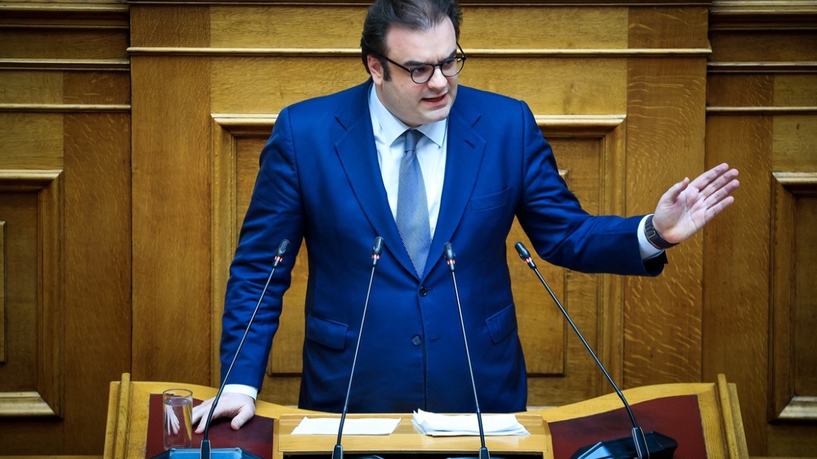 Το κράτος δεν μπορεί να εξαντλεί την αυστηρότητά του στις εθνικές τραγωδίες, λέει ο Πιερρακάκης 