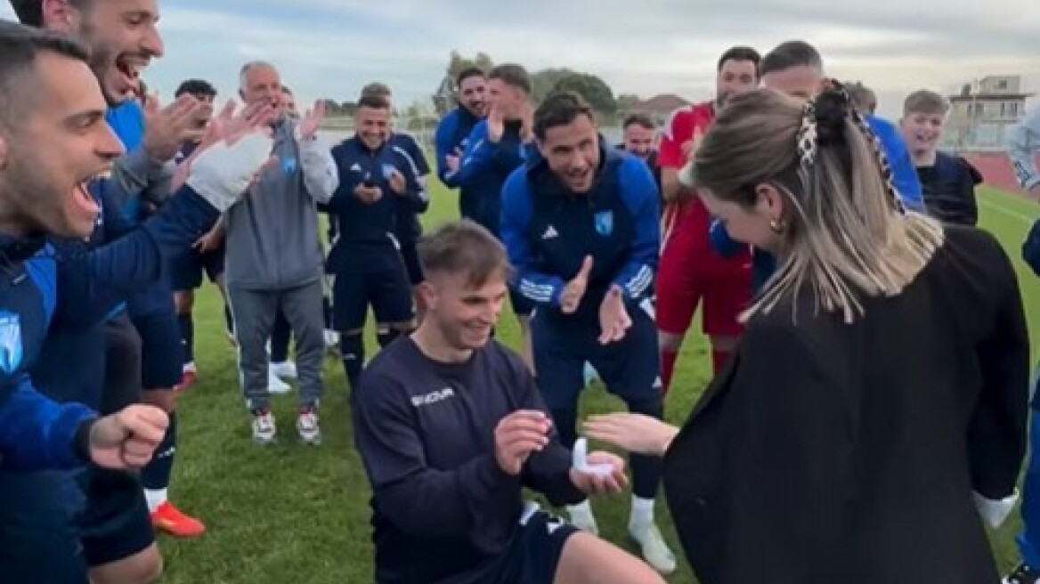 Ποδοσφαιριστής πήρε το νταμπλ στην Ηλεία και το γιόρτασε κάνοντας πρόταση γάμου στην αγαπημένη του - Βίντεο 