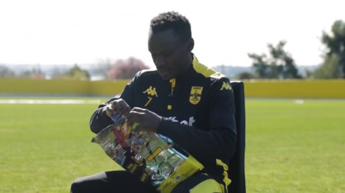 Άρης: Ο Σίστο έκανε unboxing στα αυτοκόλλητα Panini και έβγαλε τον Κωνσταντέλια