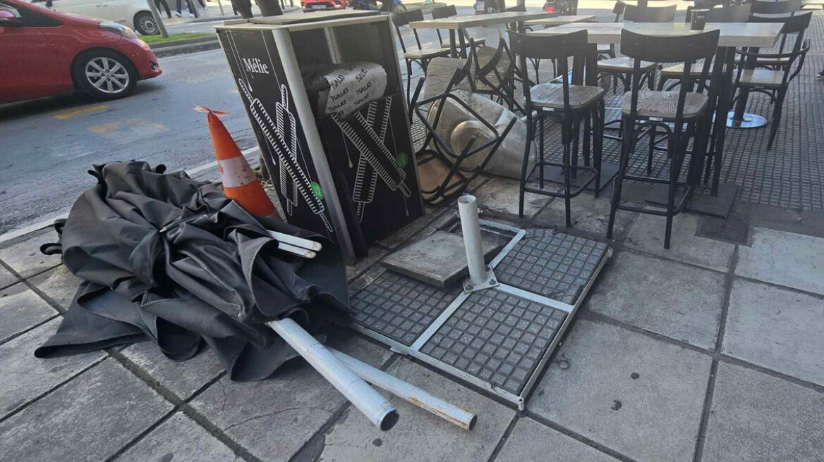 Θεσσαλονίκη: Γυναίκα τραυματίστηκε από ομπρέλα καταστήματος που έπεσε επάνω της - Δείτε φωτογραφίες