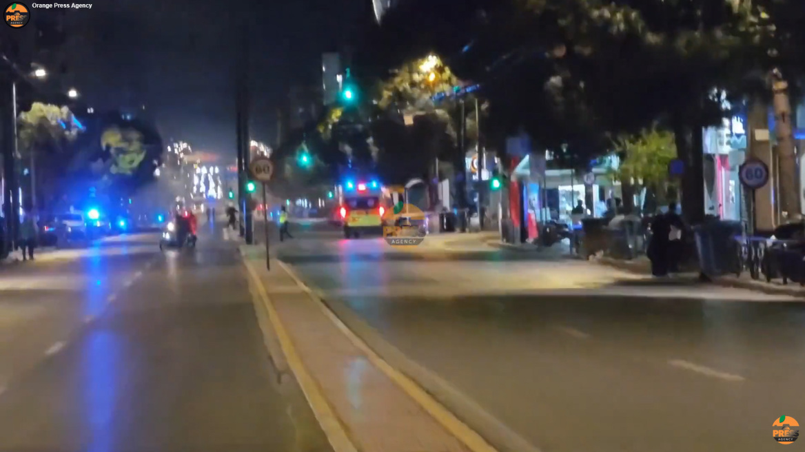 «Όλοι πίσω, όχι πάνω στη Συγγρού», η δραματική έκκληση αστυνομικού τη στιγμή της έκρηξης στα γραφεία της Hellenic Train - Δείτε βίντεο