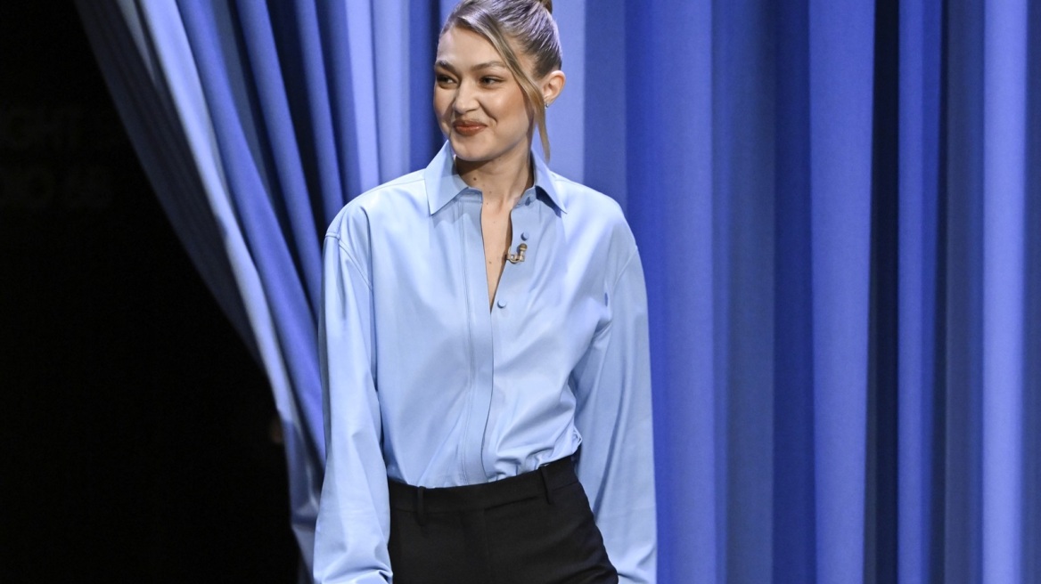 H Τζίτζι Χαντίντ συνδύασε το πουκάμισό της με τις τέλειες γαλάζιες γόβες