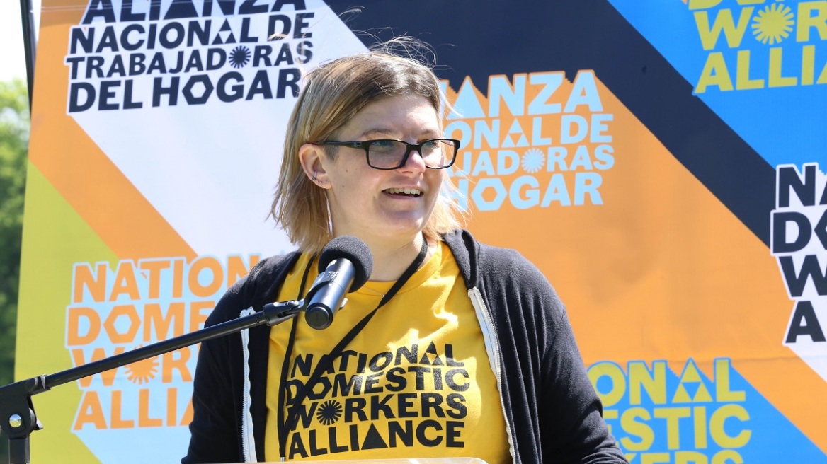 Στεφανί Λαντ: Τι άλλαξε στη ζωή της συγγραφέα του «Maid» όταν προσέλαβε οικιακό βοηθό