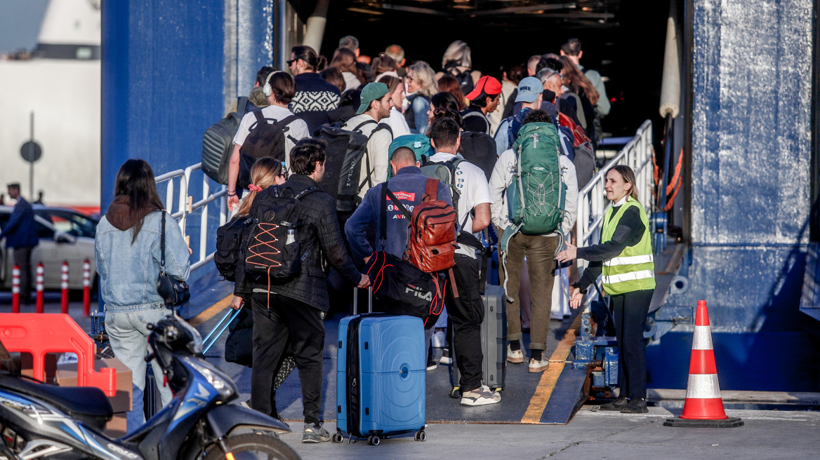 Αναχωρούν οι πρώτοι εκδρομείς του Πάσχα, με 70% πληρότητα φεύγουν τα πλοία από τα λιμάνια