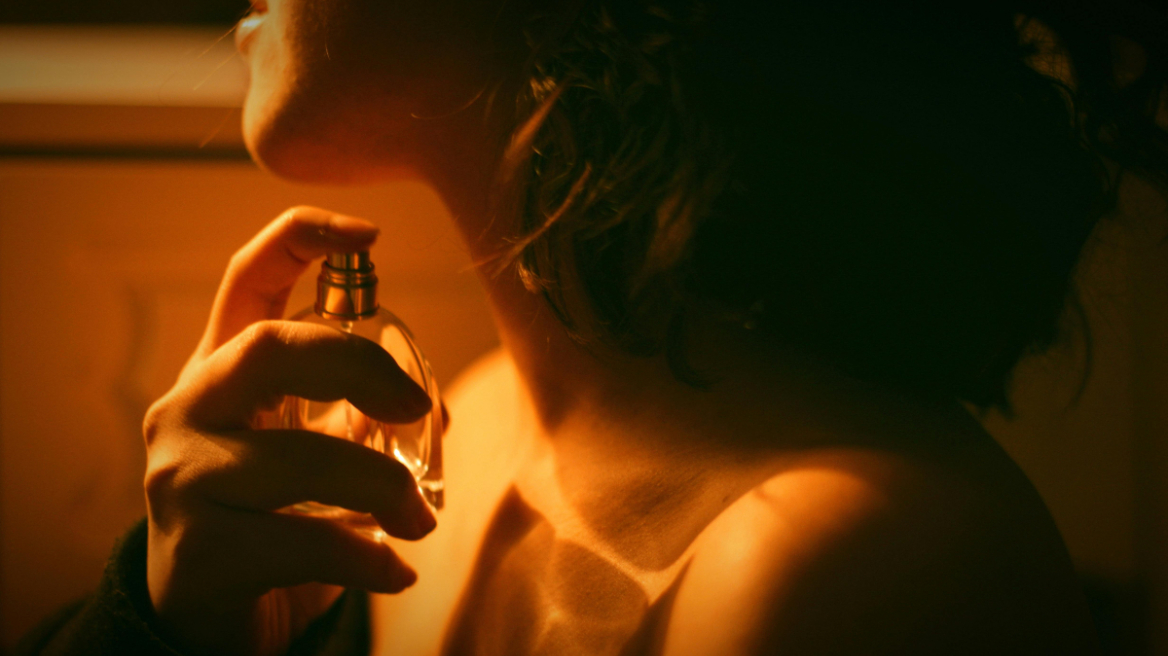 Τα νέα αρώματα που κλείνουν στα μπουκάλια τους τη μυρωδιά της άνοιξης