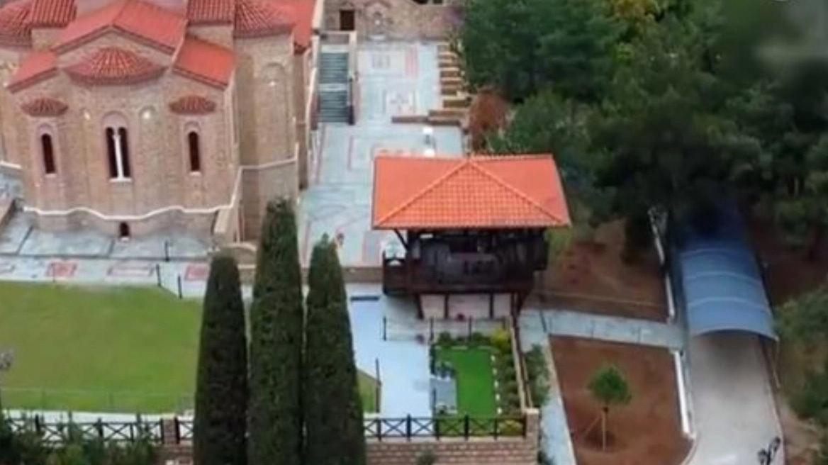 Μοναχές έδιωξαν 12χρονη από τον τάφο του Αγίου Παϊσίου επειδή φορούσε παντελόνι