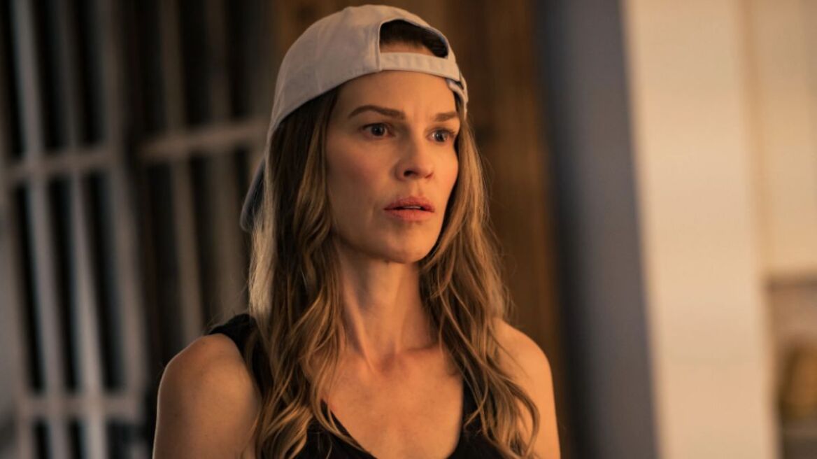 Η Χίλαρι Σουάνκ απαντά στο ενδεχόμενο να συμμετάσχει στην τέταρτη σεζόν της σειράς «Yellowjackets»