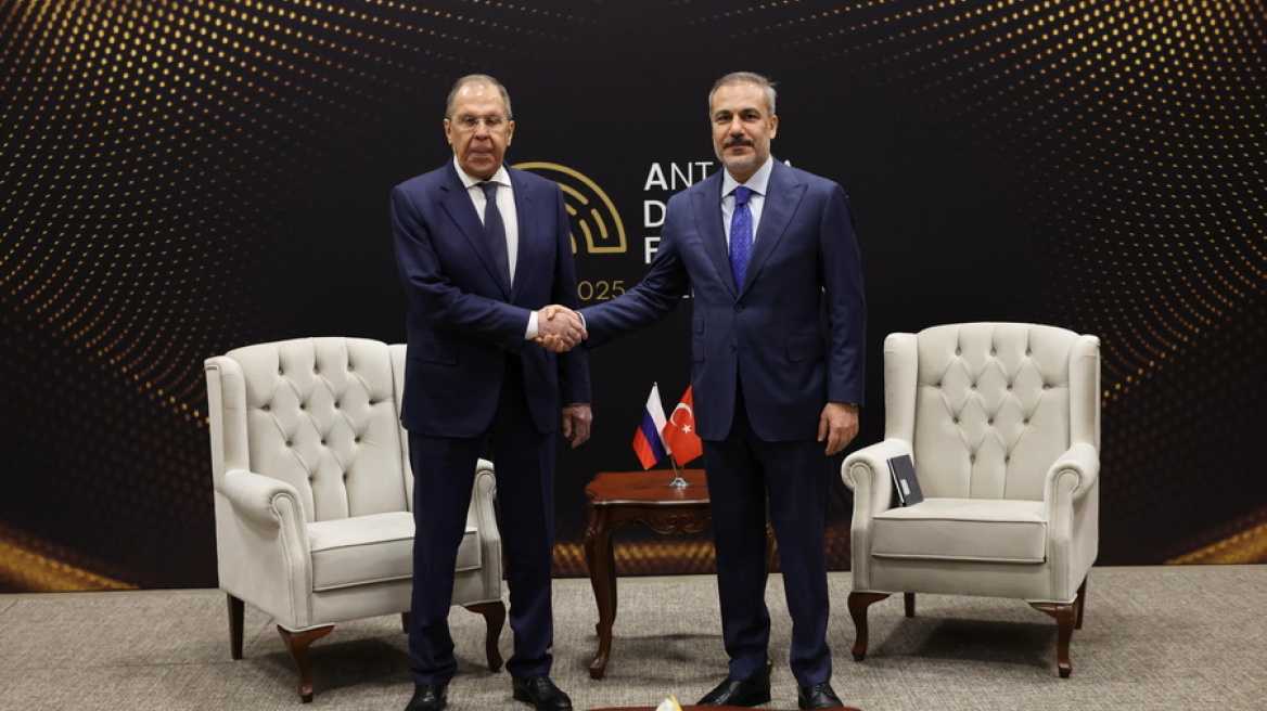 Λαβρόφ και Φιντάν συναντήθηκαν στην Αττάλεια - Συζήτησαν για τις διμερείς σχέσεις και την Ουκρανία