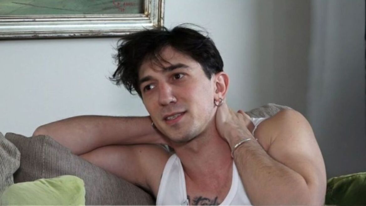 Σταύρος Τσουμάνης: Η γενιά μου έχει μεγαλώσει σε συνεχόμενες κρίσεις, αυτό μας έκανε να χάσουμε πολύ εύκολα την τρυφερότητά μας