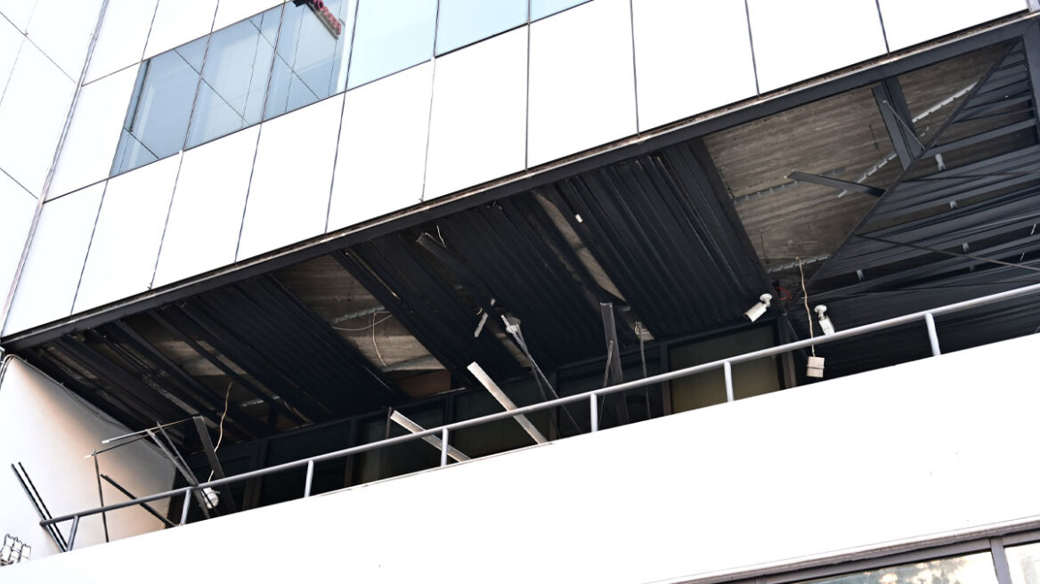 H επόμενη μέρα από την έκρηξη στη Hellenic Train: Ζημιές στον ημιώροφο και σε σταθμευμένα I.X. - Τι βλέπει η ΕΛ.ΑΣ