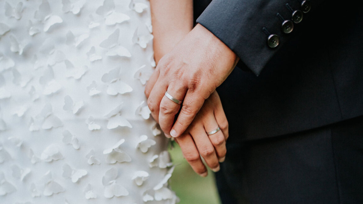 Γαμπρός το... έσκασε με την πεθερά του 9 μέρες πριν τον γάμο (vid)