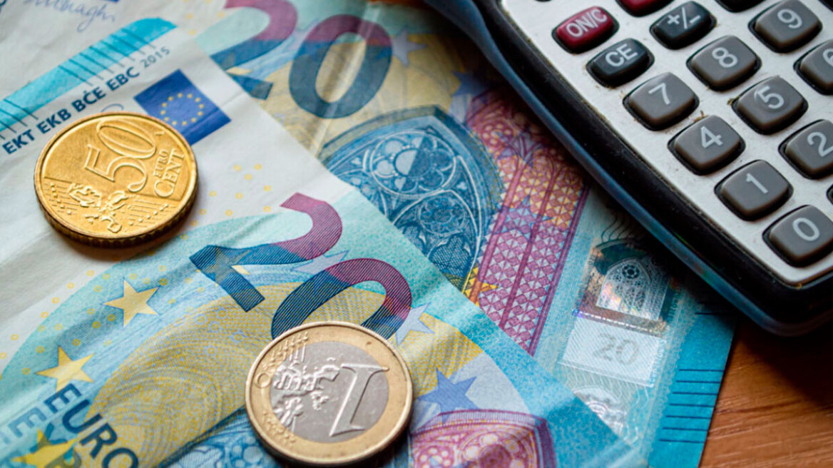 «Δώρο» έως 300 ευρώ σε δημοσίους υπαλλήλους – Τι φέρνει η νέα ρύθμιση για την προσωπική διαφορά