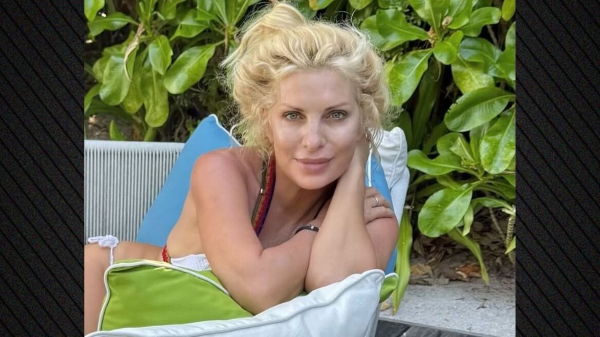 Η Ελένη Μενεγάκη ποζάρει χωρίς ίχνος μακιγιάζ φορώντας το μαγιό της 