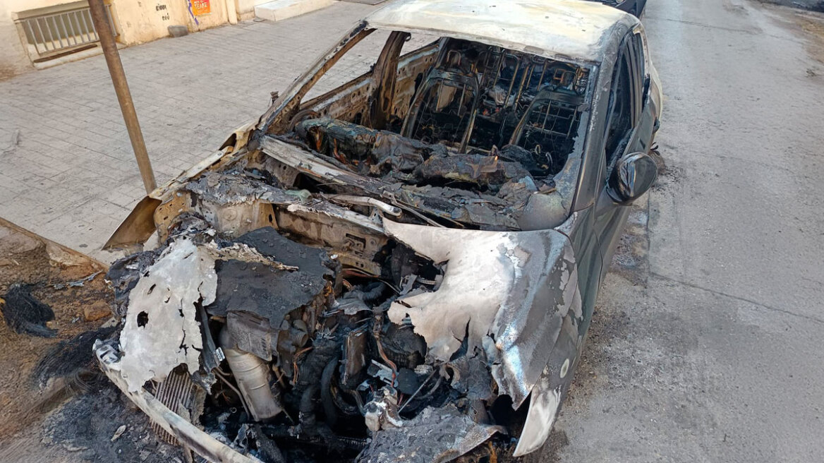 Εξάρχεια: Πεδίο μάχης με μολότοφ και φωτιές - Καταστράφηκαν ολοσχερώς 13 αυτοκίνητα, 72 προσαγωγές