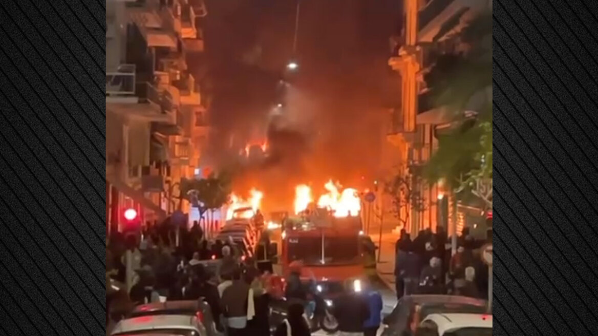 Εξάρχεια: Σκηνές χάους τη νύχτα με τις φωτιές από τα επεισόδια, κάηκαν οχήματα, τραυματίστηκε αστυνομικός - Δείτε βίντεο