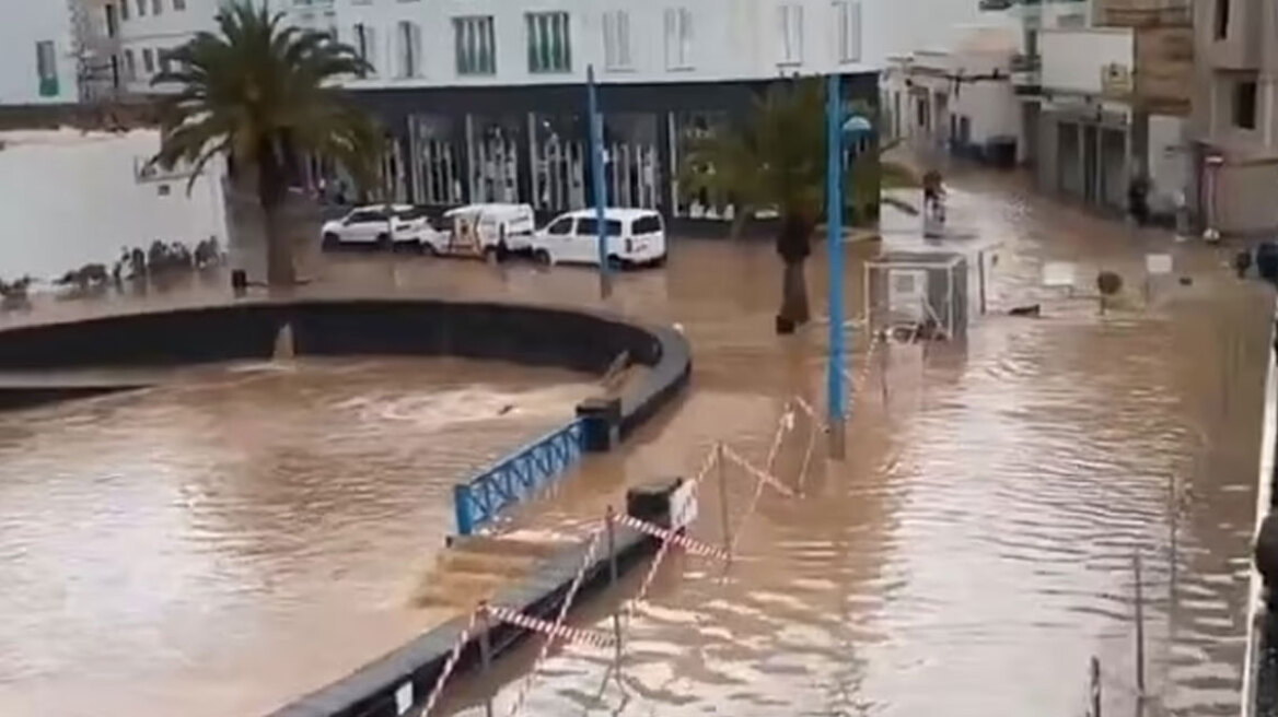 Πνίγηκε η Λανθαρότε της Ισπανίας από τις βροχοπτώσεις - Οι δρόμοι έγιναν χείμαρροι, δείτε βίντεο