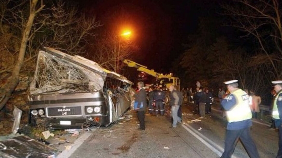 Τα Τέμπη του 2003: Όταν 21 μαθητές έχασαν τη ζωή τους στην άσφαλτο (vid)