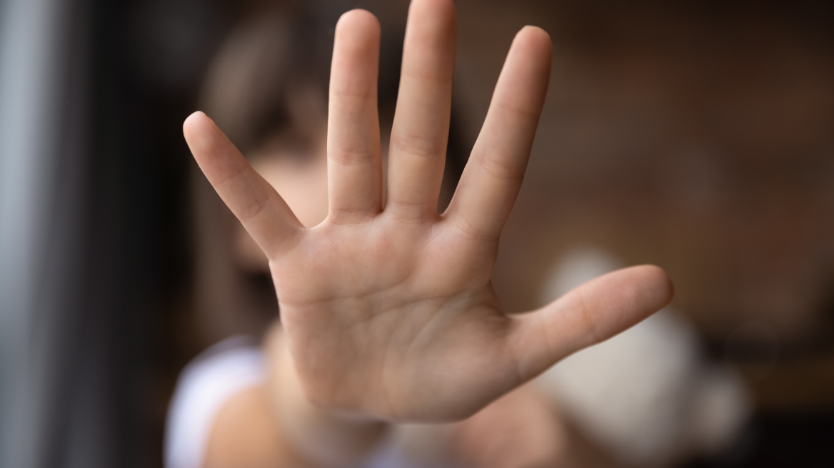 Αγρίνιο: Κατήγγειλε τον σύζυγό της για ασελγείς πράξεις σε βάρος της 5χρονης κόρης τους