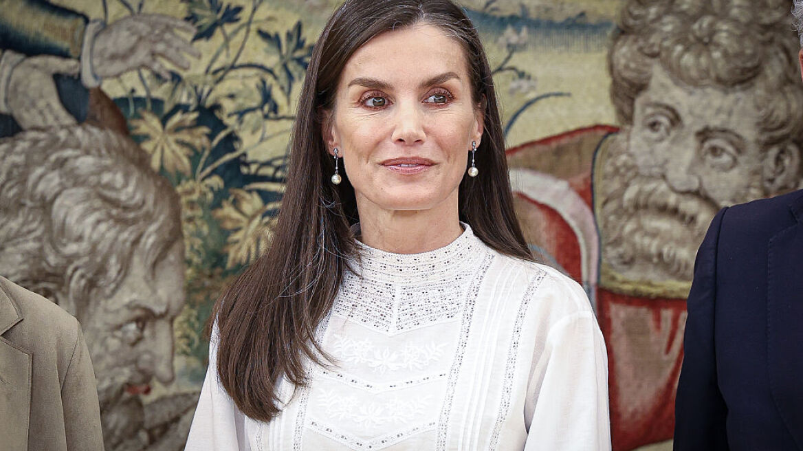 Η βασίλισσα Λετίσια υποδέχεται την άνοιξη με μια λευκή, boho μπλούζα