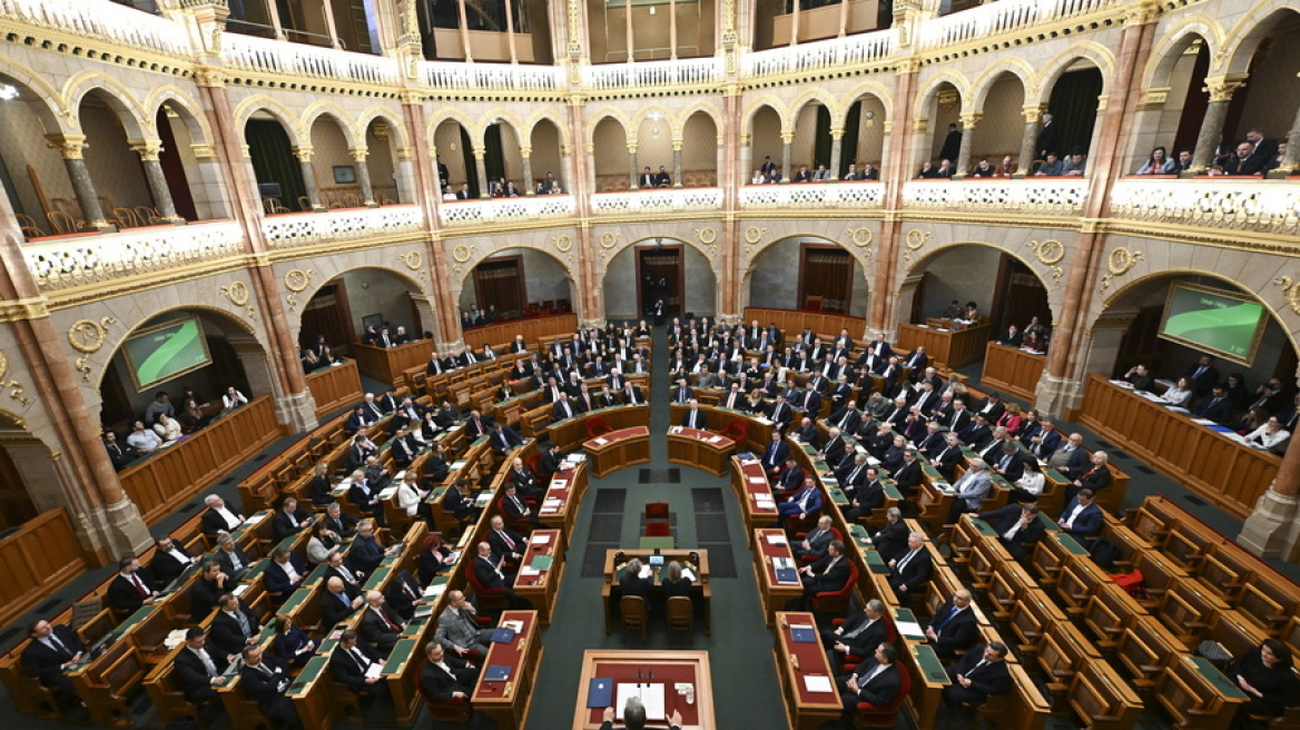 Πέρασαν οι συνταγματικές τροπολογίες στην Ουγγαρία κατά των ΛΟΑΤΚΙ