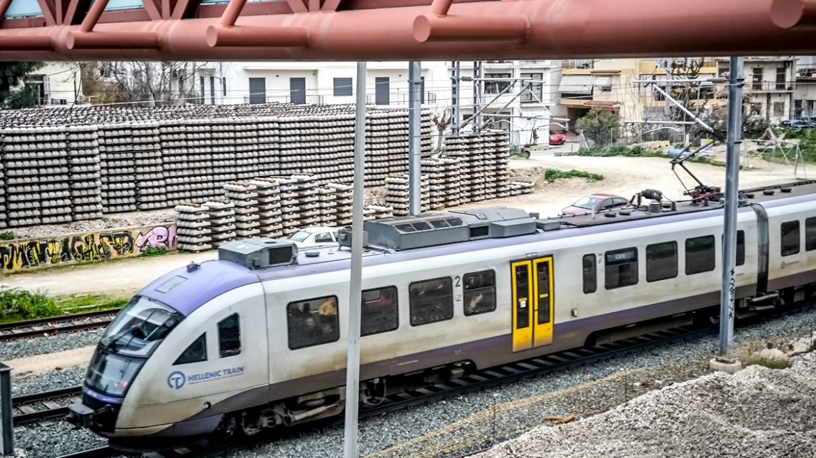 Ακινητοποιήθηκε συρμός του Προαστιακού κοντά στην Οινόη λόγω βλάβης - Ταλαιπωρία για 51 επιβάτες