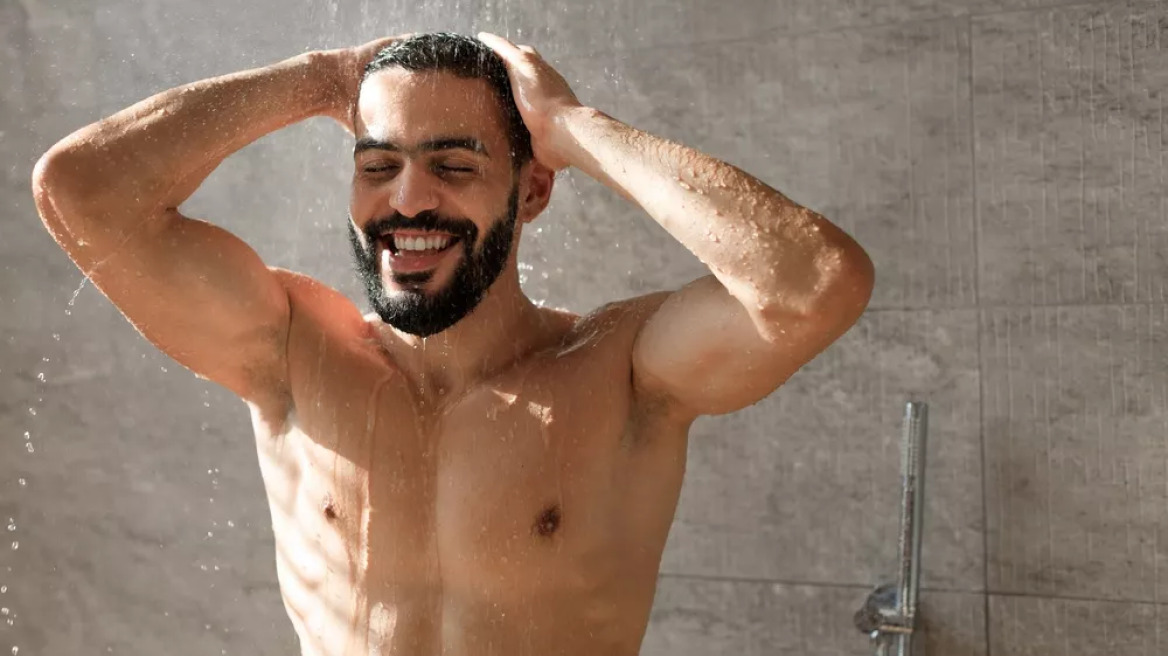 Ποια είναι η καλύτερη ώρα να κάνουμε ντους για ενυδατωμένο δέρμα και καλύτερο ύπνο