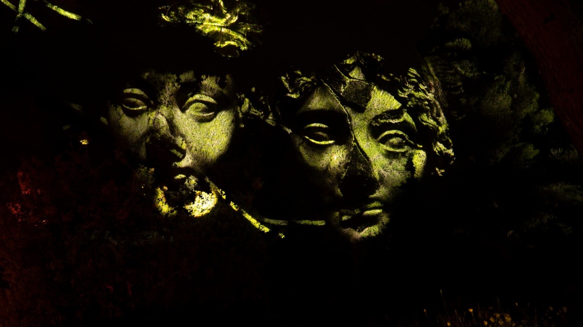 Στο Παβιγιόν Πικιώνη των 50s στους Δελφούς, μια εικαστική εγκατάσταση αλλάζει μορφή καθώς αλληλεπιδρά με το περιβάλλον