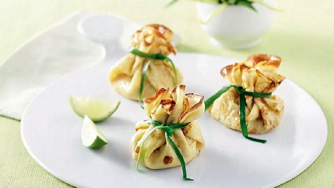 Πουγκάκια κρέπας με κοτόπουλο, κολοκυθάκια και γραβιέρα