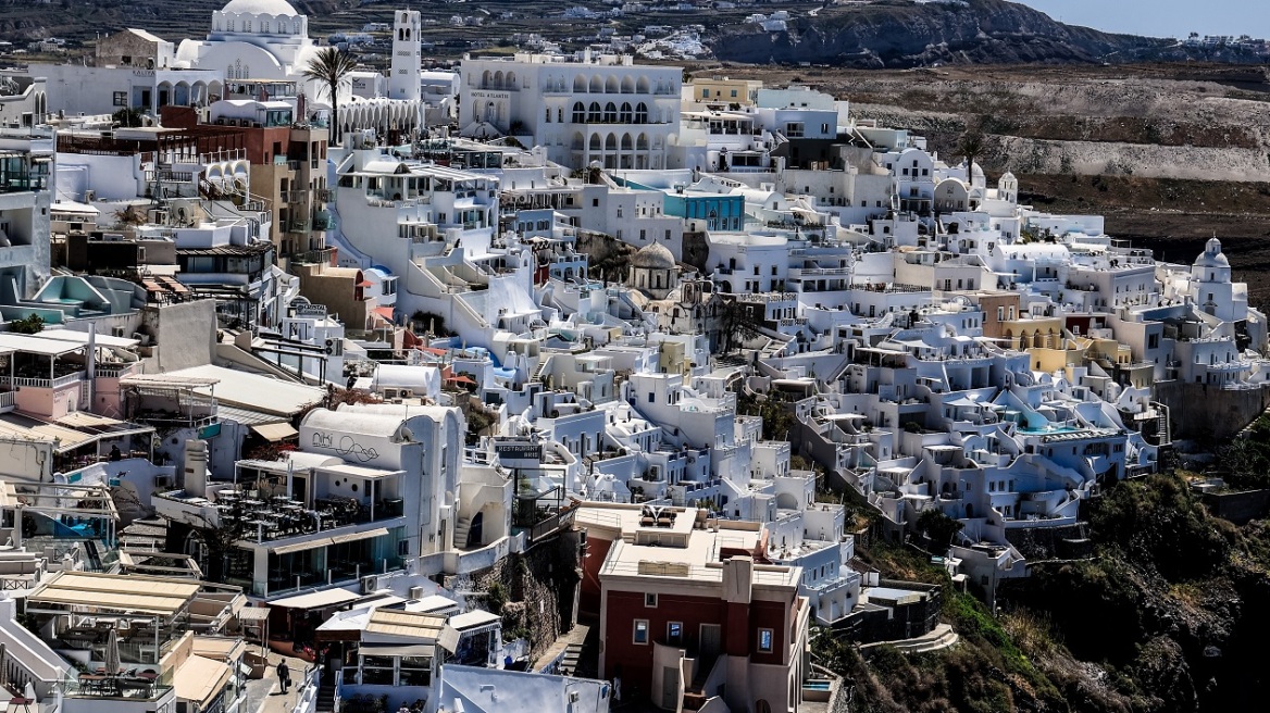 Σαντορίνη: Μητέρα τριών παιδιών η 59χρονη καθαρίστρια που σκοτώθηκε από πτώση αιωρούμενου κρεβατιού - Περίμενε το πρώτο της εγγόνι