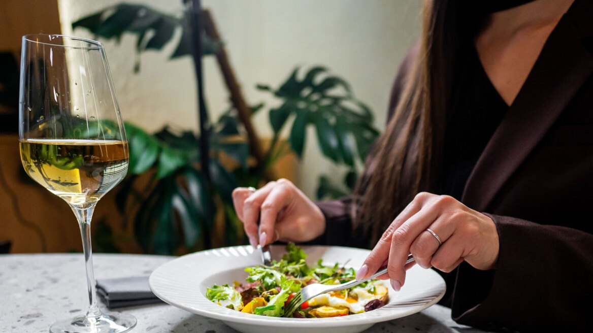 Solo dining: Ποιος φοβάται να δειπνήσει μόνος του σε εστιατόριο;