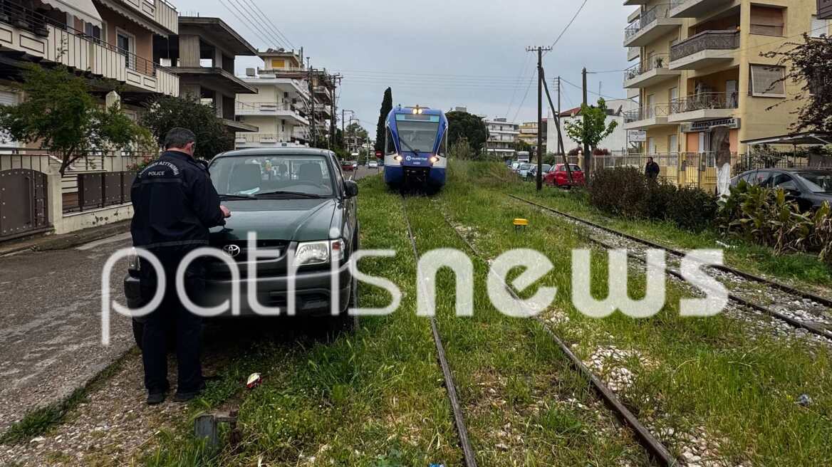 Απίστευτο περιστατικό στον Πύργο: Πάρκαρε το αγροτικό του πάνω στις ράγες του τρένου, δείτε φωτογραφίες