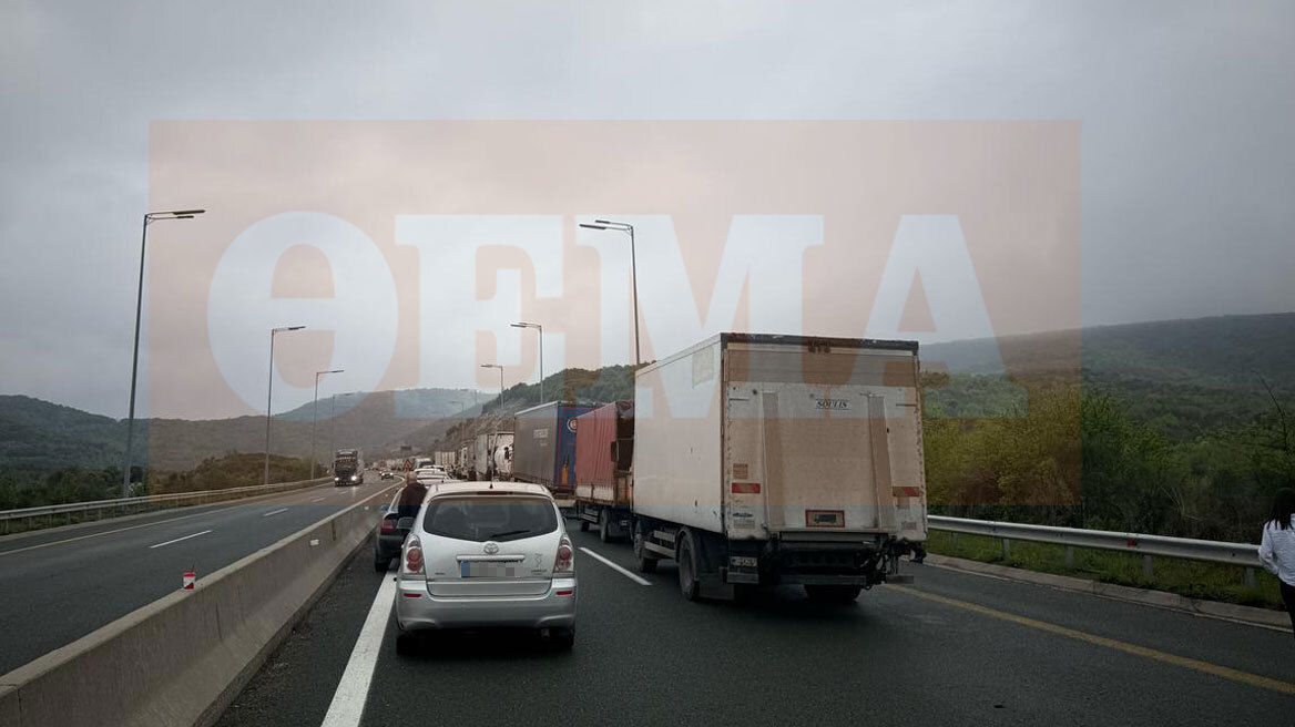 Εγκλωβισμένοι από τις 16:00 στην Εγνατία Οδό χιλιάδες οδηγοί μετά το δυστύχημα στα διόδια Πολυμύλου - Δείτε βίντεο και φωτογραφίες