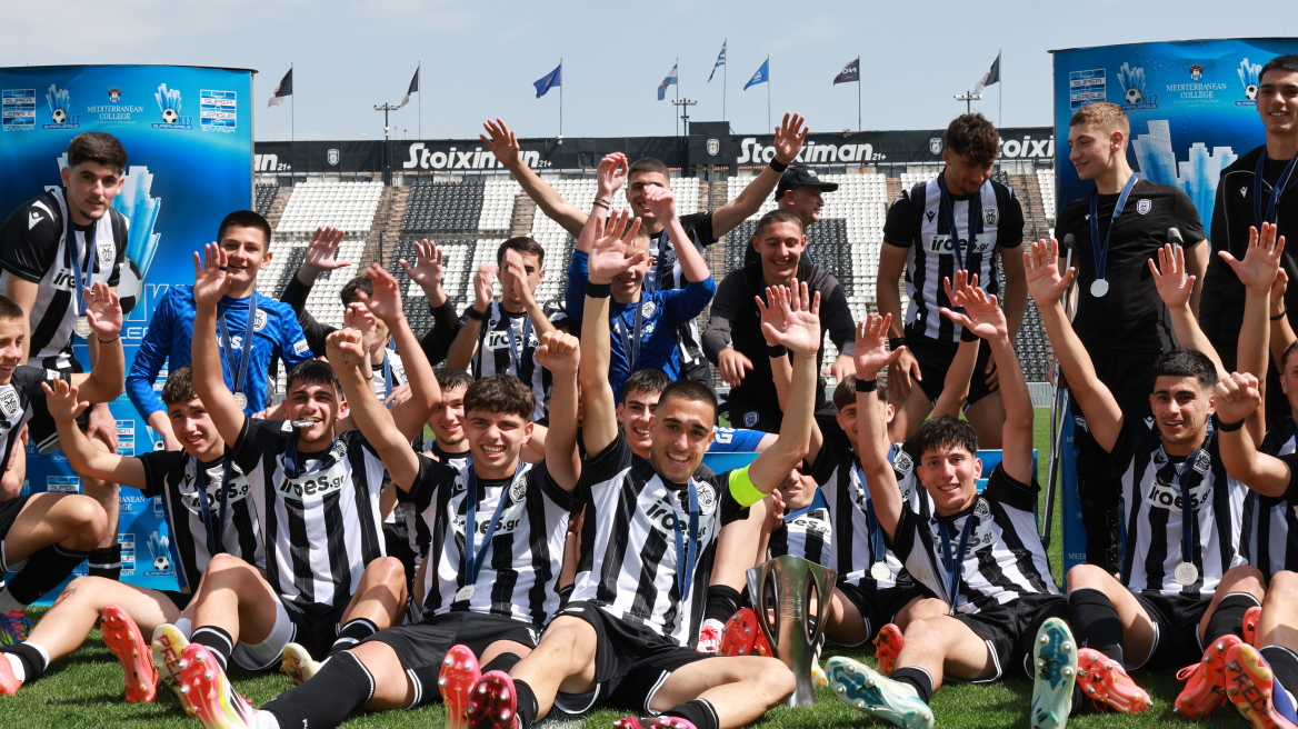  Βιεϊρίνια και Πέλκας έκαναν την απονομή της κούπας του πρωταθλήματος στην Κ-17 του ΠΑΟΚ - Βίντεο, φωτογραφίες