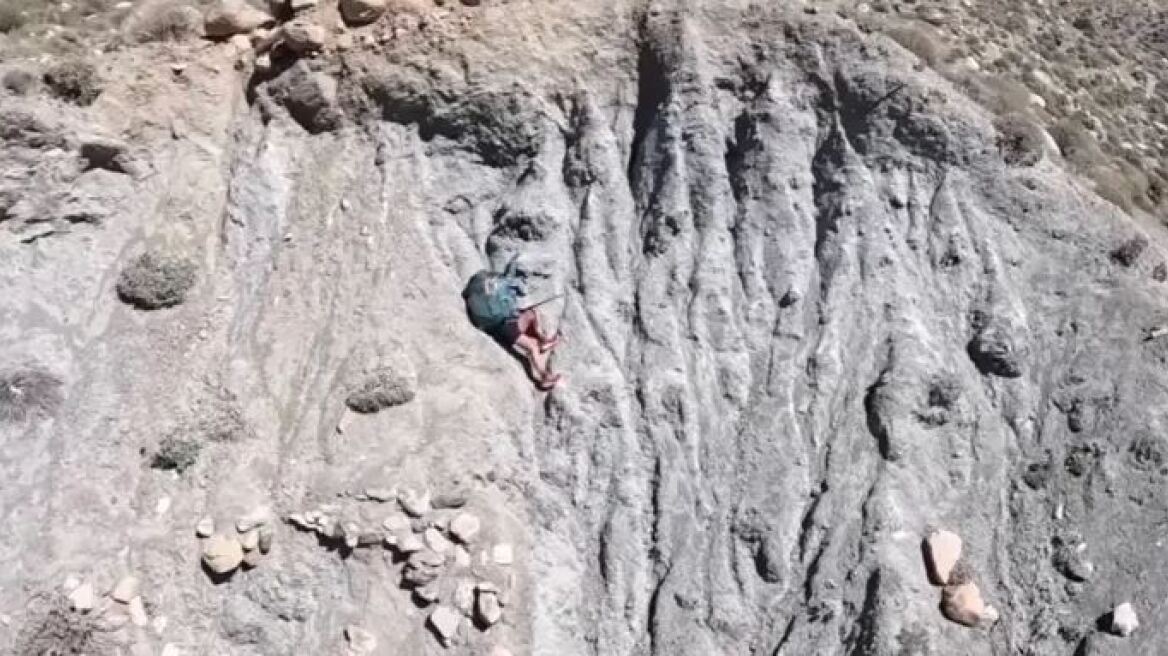 Καλιφόρνια: Έσωσαν με ελικόπτερο γυναίκα αναρριχητή που είχε γαντζωθεί σε βράχους για να μην πέσει στο κενό