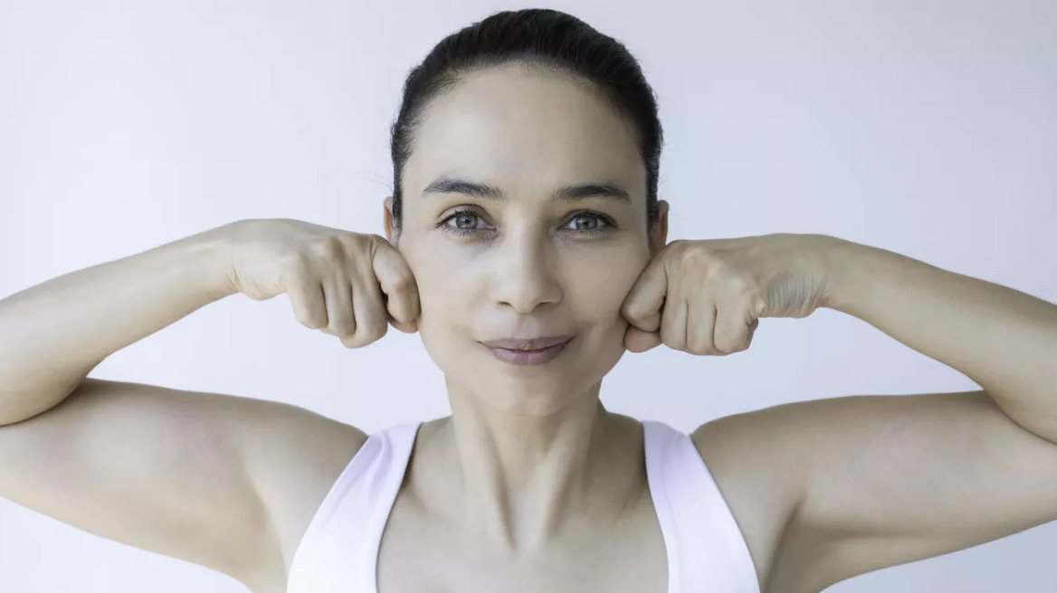 Γιατί η face yoga δεν είναι μασάζ προσώπου – Μάθετε τις διαφορές και κάντε και τα δύο!