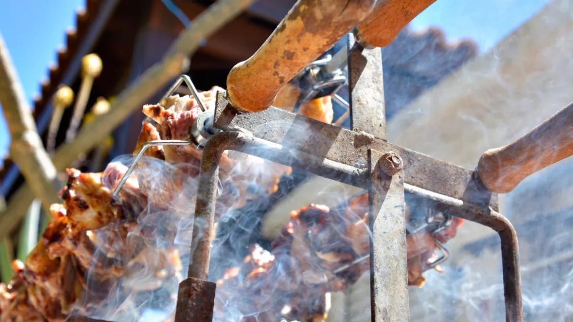 ΕΟΔΥ: Οδηγίες για ασφαλή κατανάλωση τροφίμων στο πασχαλινό τραπέζι