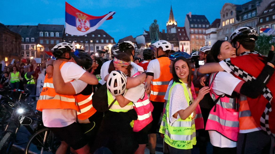Έφτασαν στο Στρασβούργο οι Σέρβοι φοιτητές που ταξίδεψαν με ποδήλατα 13 ημέρες για να διεθνοποιήσουν τον αγώνα τους