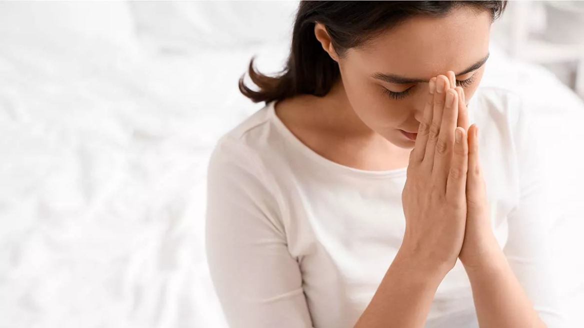 Ποια είναι η δύναμη της προσευχής στην ασθένεια – Η γιατρός εξηγεί