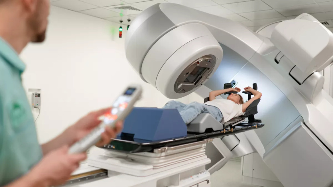 Απίστευτη ταλαιπωρία για τους ογκολογικούς ασθενείς: Γιατί δεν μπορούν να κάνουν ακτινοθεραπείες στο ΕΣΥ