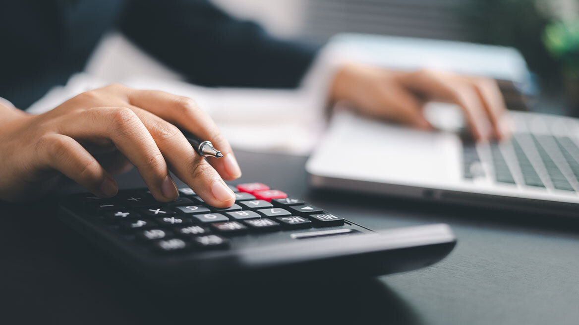 ΑΑΔΕ: Από 1η Ιουλίου τα πρόστιμα… γράφουν 100άρια για όποιον δεν κρατά «βιβλίο πελατών»