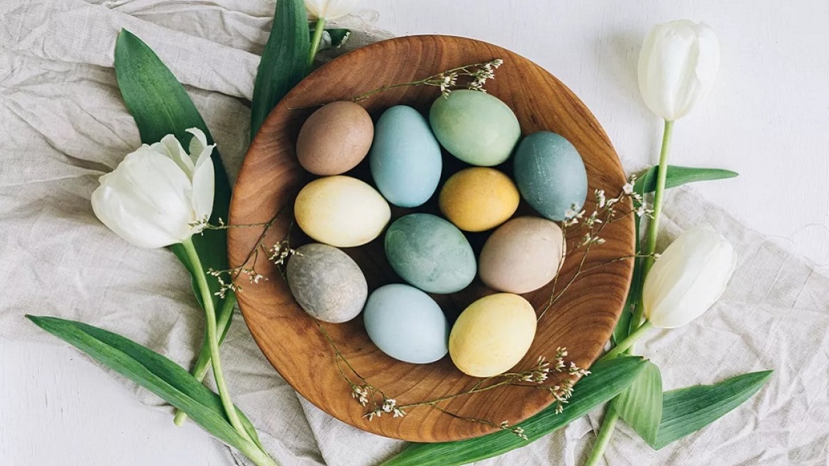 Βάφοντας αυγά με τα παιδιά, με ασφάλεια