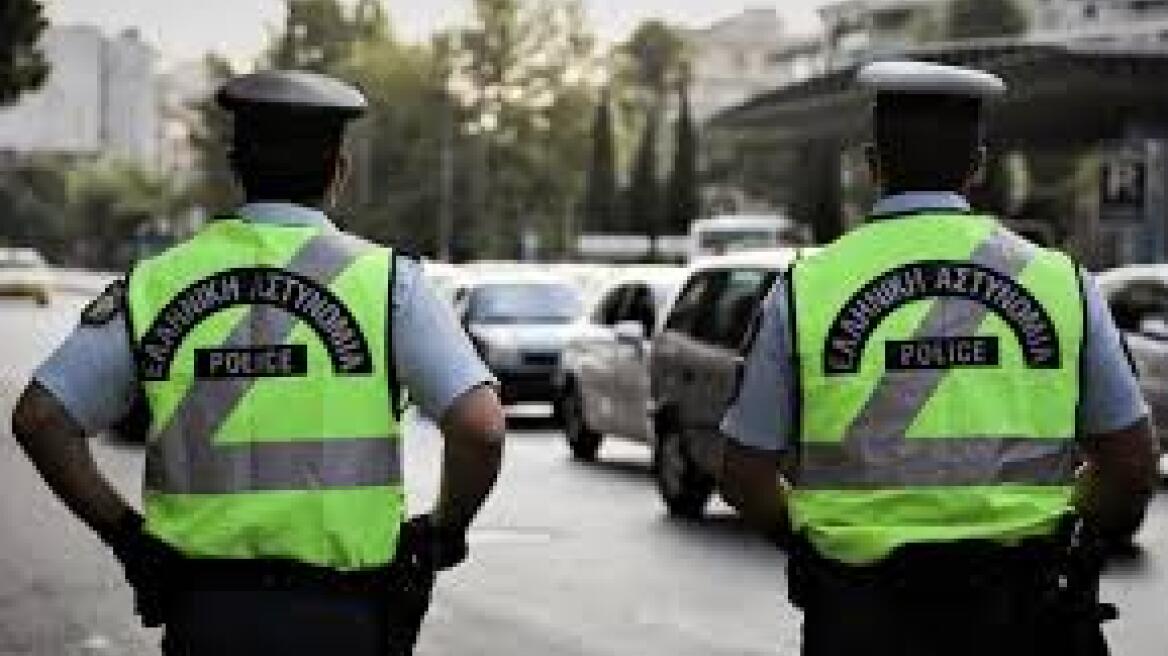 Ελλάδα: Ρυπαίνει όλη την περιοχή μπροστά στα μάτια αστυνομικών - Απίστευτο video