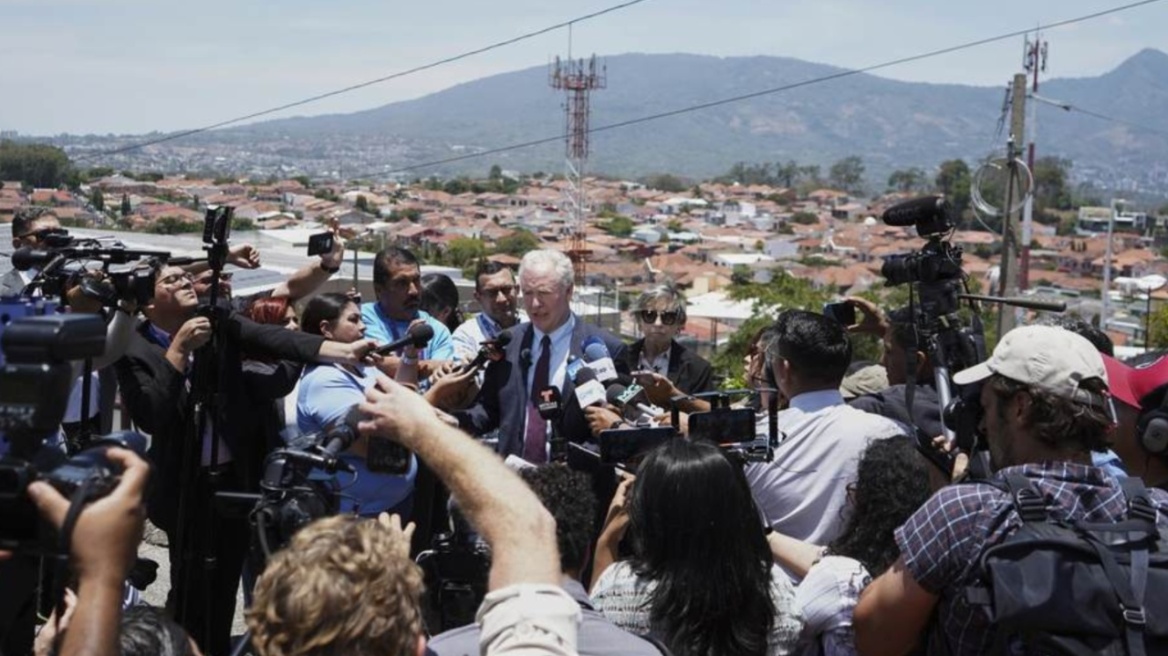 Δημοκρατικός γερουσιαστής ταξίδεψε στο Σαλβαδόρ για να πιέσει να απελευθερωθεί o Αμερικανός που απελάθηκε άδικα 