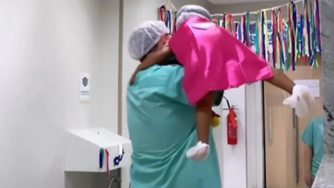 Ήρωας με ιατρική ποδιά: Παιδίατρος ντύνει τους μικρούς ασθενείς του σούπερ-ήρωες πριν τις εγχειρήσεις