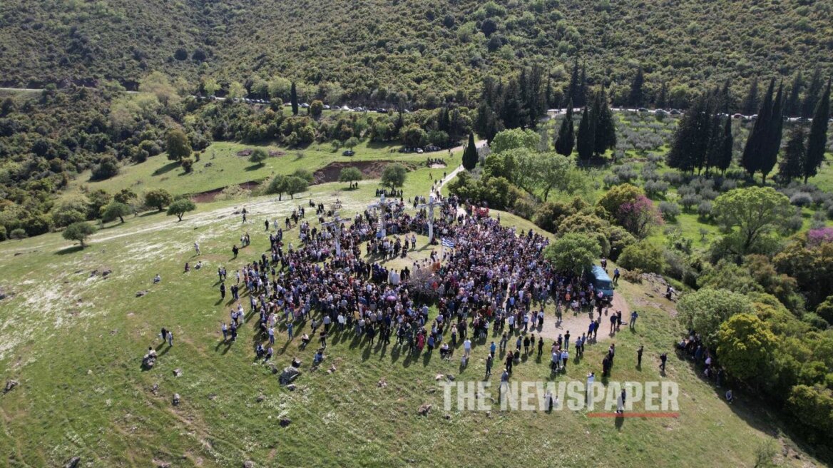 Αναπαράσταση της Αποκαθήλωσης στη Μαγνησία: Πιστοί στον Όθρυ συνόδευσαν τον Χριστό στη σπηλιά - Δείτε βίντεο και φωτογραφίες