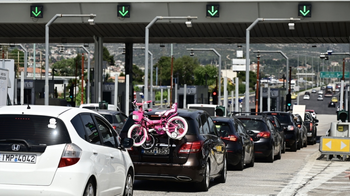 Έξοδος Πάσχα: Όπου φύγει-φύγει από την Αττική - Πάνω από 420.000 οχήματα πέρασαν τα διόδια από τη Μεγάλη Δευτέρα